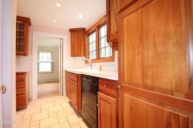 2132 Niskayuna Drive, Niskayuna, NY 12309