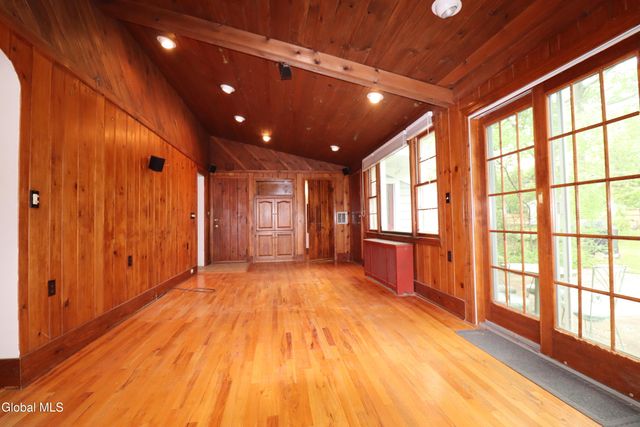 2132 Niskayuna Drive, Niskayuna, NY 12309