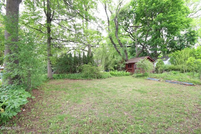 2132 Niskayuna Drive, Niskayuna, NY 12309