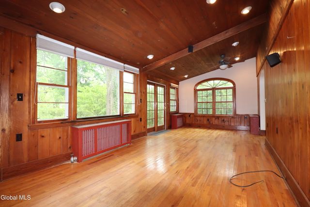 2132 Niskayuna Drive, Niskayuna, NY 12309