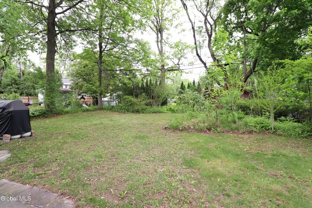 2132 Niskayuna Drive, Niskayuna, NY 12309