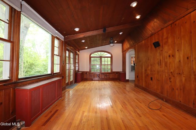 2132 Niskayuna Drive, Niskayuna, NY 12309