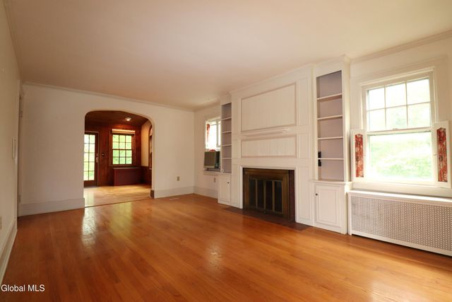 2132 Niskayuna Drive, Niskayuna, NY 12309