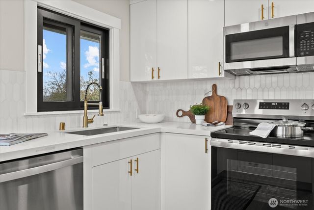 6014 31st Avenue S, Seattle, WA 98108