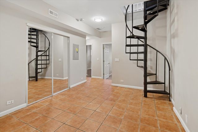 3923 W Ainslie Street 1E, Chicago, IL 60625