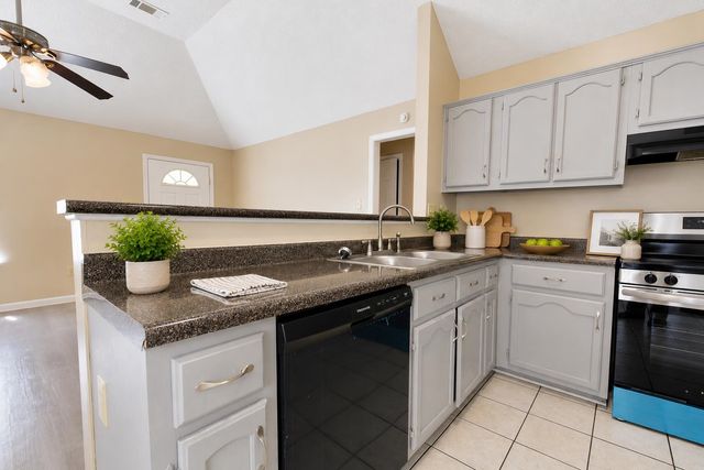 6878 BRADY HILL DR, Cordova, TN 38018