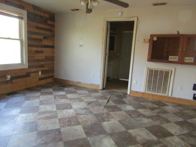 6119 King Robert Ln, Westmoreland, TN 37186