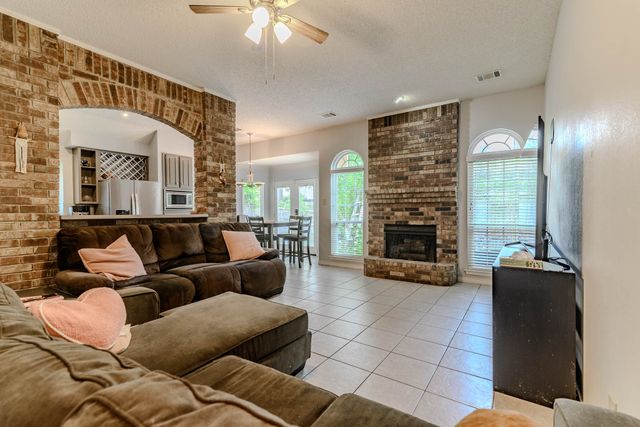 2206 S Branch Drive, Arlington, TX 76001