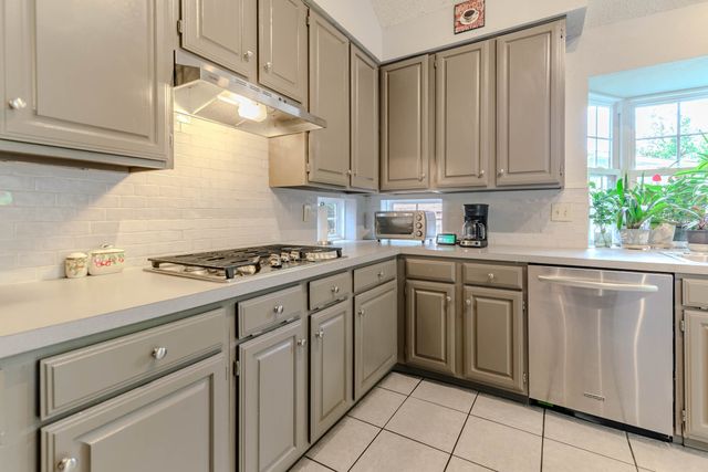 2206 S Branch Drive, Arlington, TX 76001