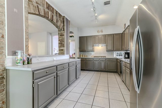 2206 S Branch Drive, Arlington, TX 76001