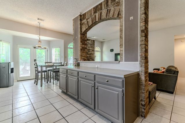 2206 S Branch Drive, Arlington, TX 76001