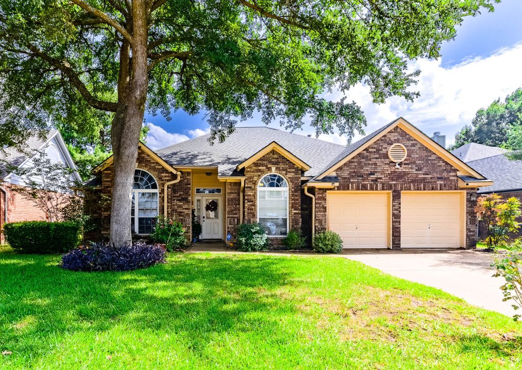 2206 S Branch Drive, Arlington, TX 76001