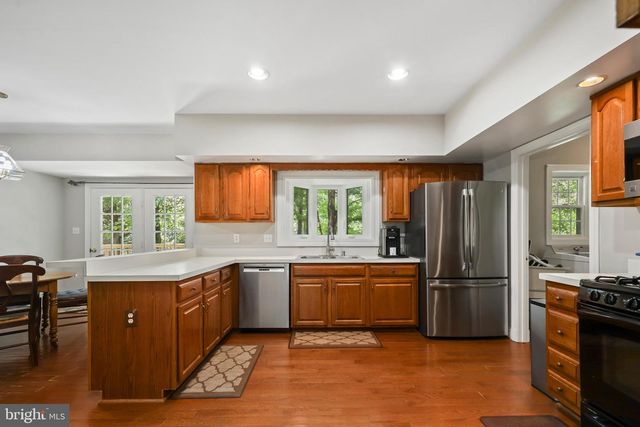 5926 FAIRVIEW WOODS DR, Fairfax Station, VA 22039