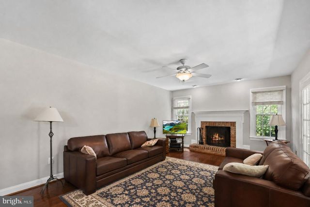 5926 FAIRVIEW WOODS DR, Fairfax Station, VA 22039