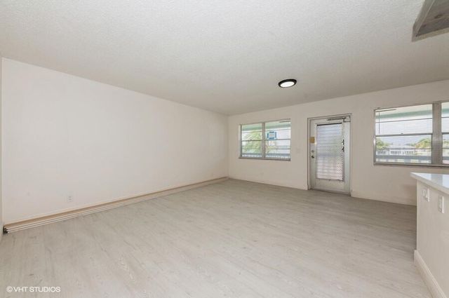 118 Somerset F, West Palm Beach, FL 33417