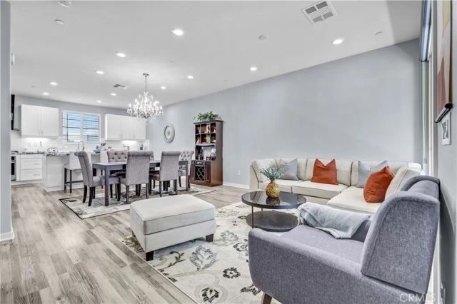 212 Paramount, Irvine, CA 92618