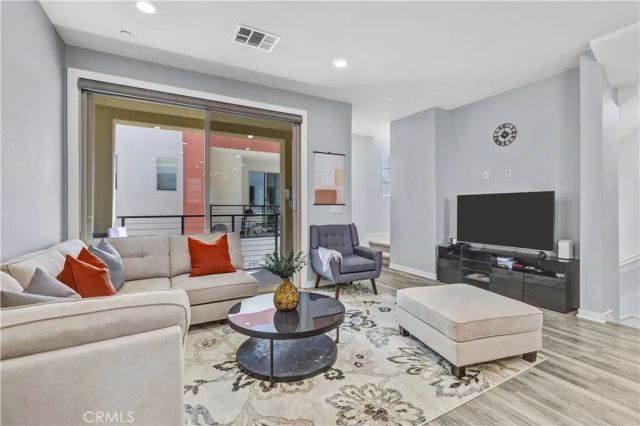 212 Paramount, Irvine, CA 92618