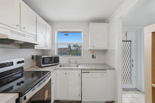 8951 Sunrise Lakes Boulevard 209, Sunrise, FL 33322