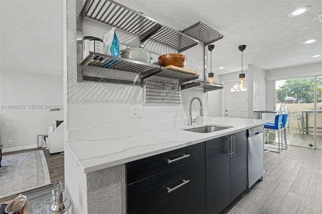 835 NW 80th Ter 11, Plantation, FL 33324