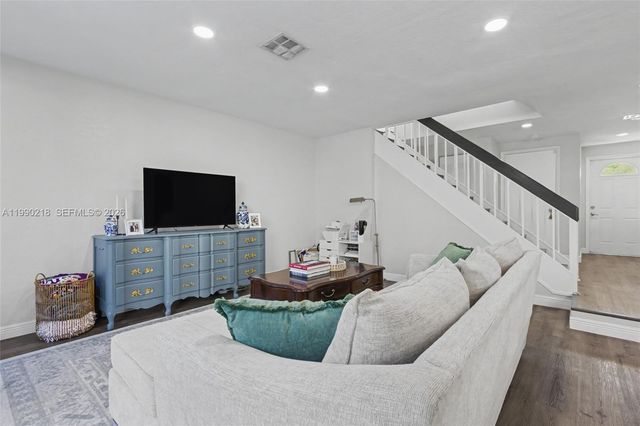 835 NW 80th Ter 11, Plantation, FL 33324