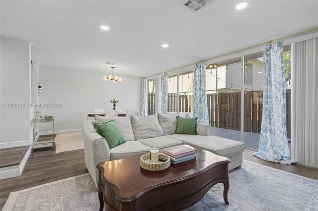 835 NW 80th Ter 11, Plantation, FL 33324