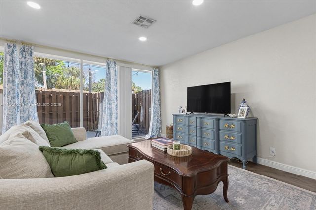 835 NW 80th Ter 11, Plantation, FL 33324