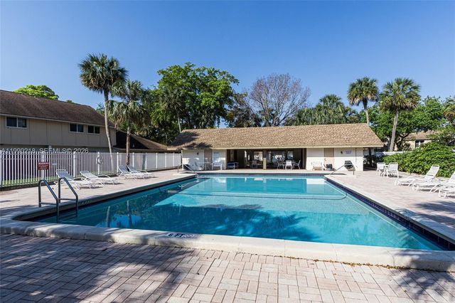 835 NW 80th Ter 11, Plantation, FL 33324