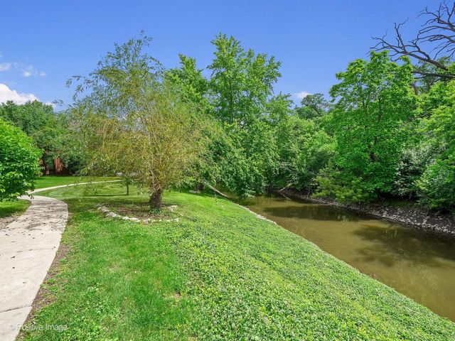 1S055 Spring Road 2C, Oakbrook Terrace, IL 60181