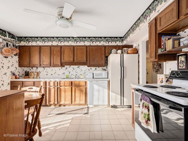 1S055 Spring Road 2C, Oakbrook Terrace, IL 60181