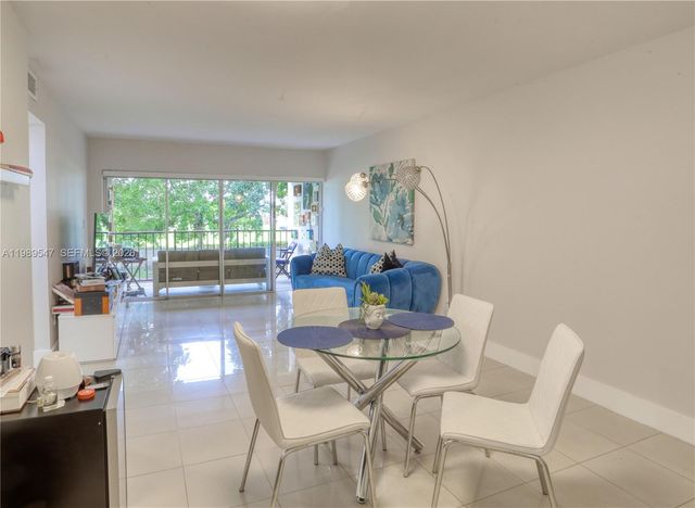 9170 Fontainebleau Blvd 203, Miami, FL 33172