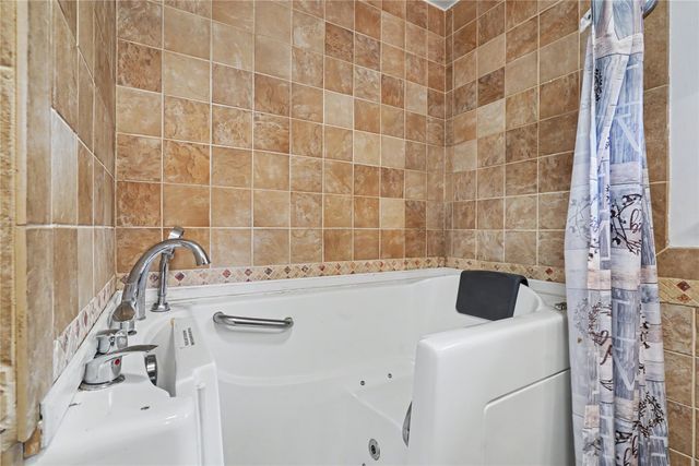 1309 E 28th Street, Des Moines, IA 50317