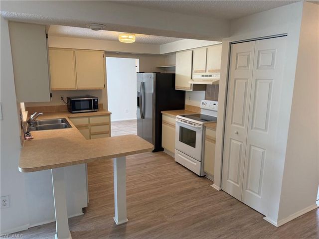 142 SE 1st AVE, Cape Coral, FL 33990