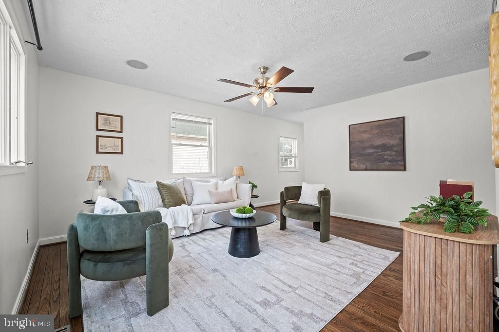 Image 3 of property listing at 279 MAGOTHY BEACH RD, Pasadena, MD 21122