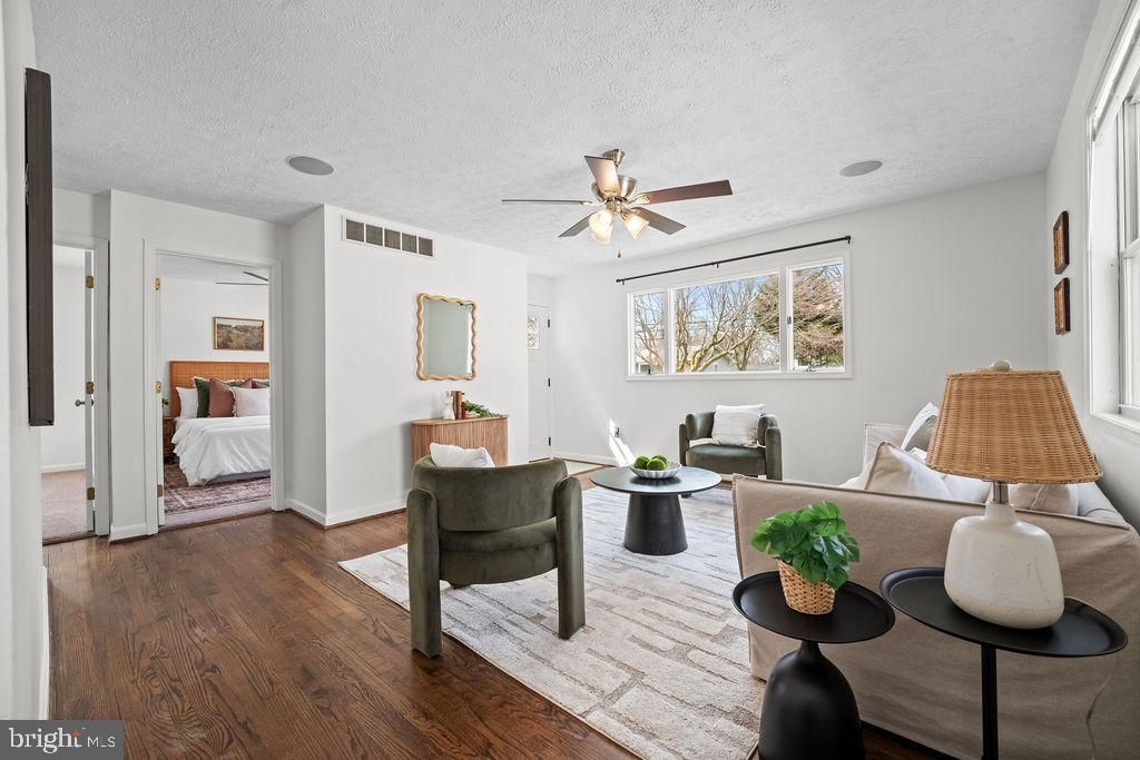 Image 4 of property listing at 279 MAGOTHY BEACH RD, Pasadena, MD 21122