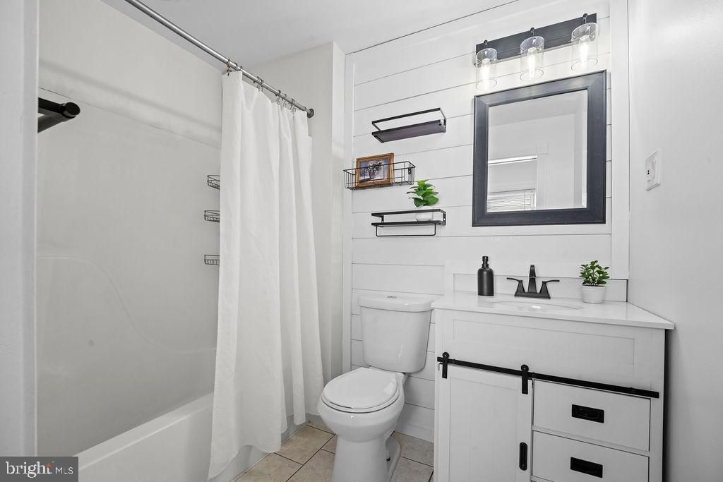 Image 5 of property listing at 279 MAGOTHY BEACH RD, Pasadena, MD 21122