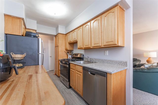 60 Hempstead Avenue 2K, Lynbrook, NY 11563