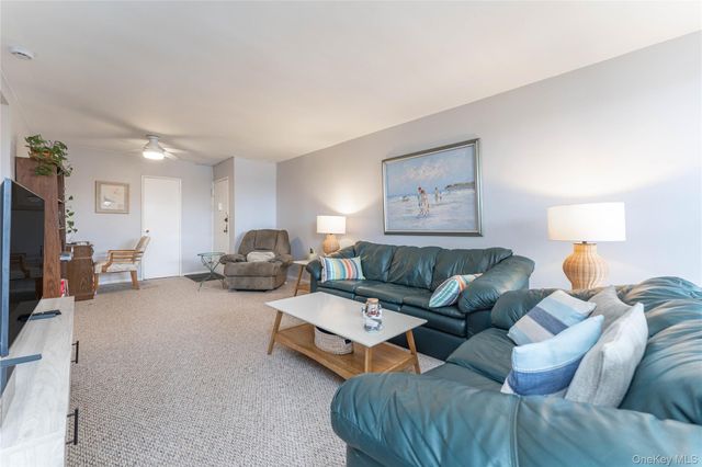 60 Hempstead Avenue 2K, Lynbrook, NY 11563