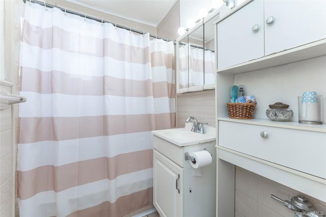 60 Hempstead Avenue 2K, Lynbrook, NY 11563