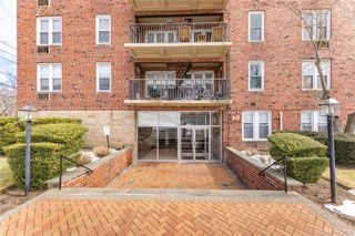 60 Hempstead Avenue 2K, Lynbrook, NY 11563