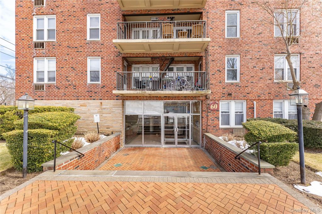 60 Hempstead Avenue 2K, Lynbrook, NY 11563