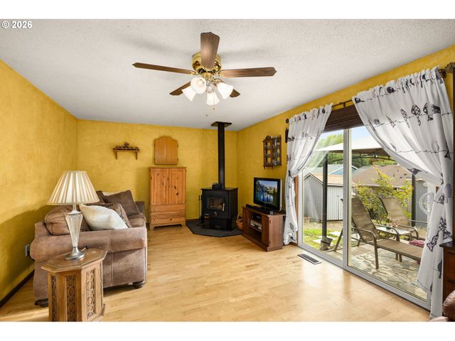 1166 Se FIR GROVE Loop, Hillsboro, OR 97123
