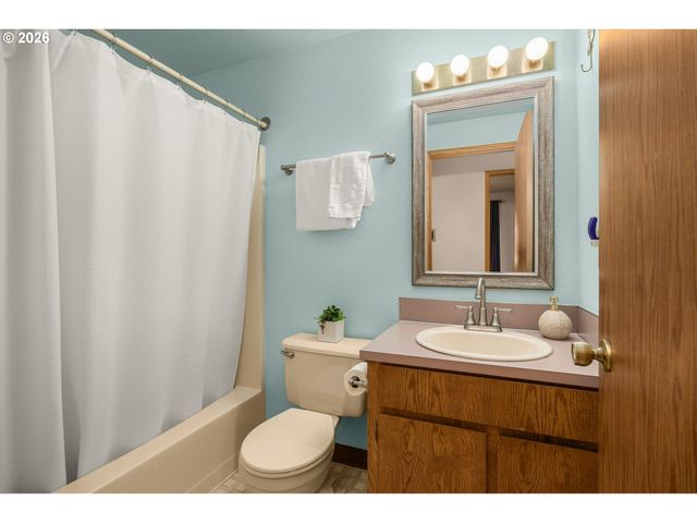 1166 Se FIR GROVE Loop, Hillsboro, OR 97123