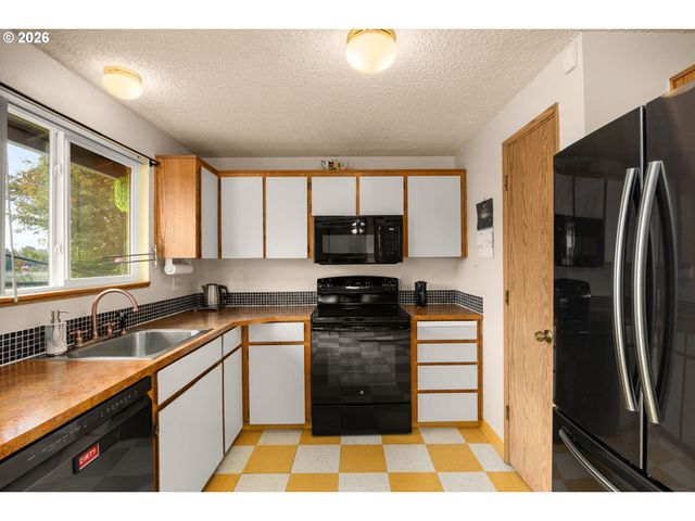 1166 Se FIR GROVE Loop, Hillsboro, OR 97123
