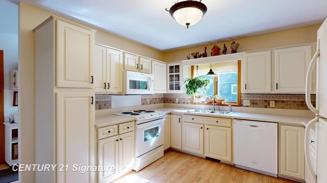 217 Dutch Mill Drive, Flushing, MI 48433