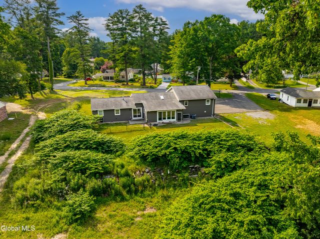 22 Pinewood Road, Guilderland, NY 12084
