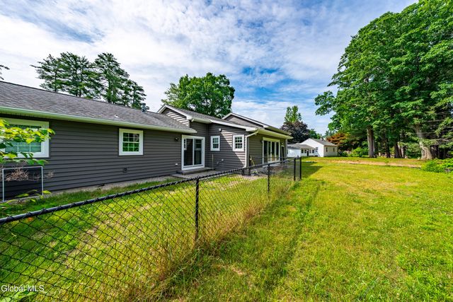 22 Pinewood Road, Guilderland, NY 12084