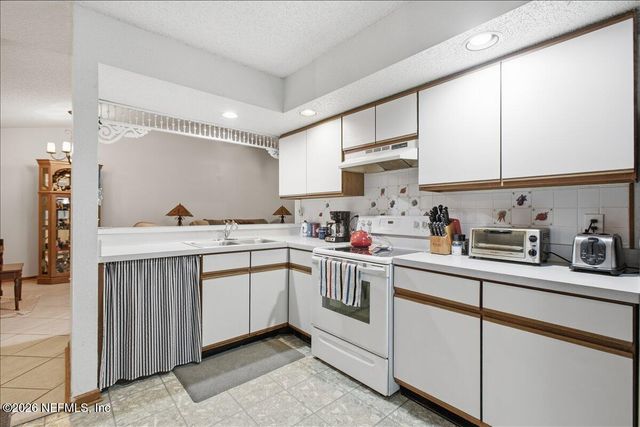 258 AQUARIUS Circle W, Jacksonville, FL 32216