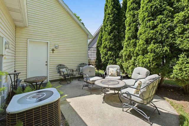 7925 W Oakbrook Circle, Madison, WI 53717