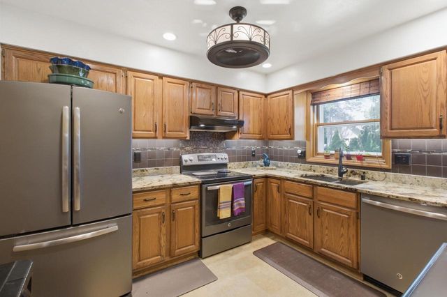 7925 W Oakbrook Circle, Madison, WI 53717