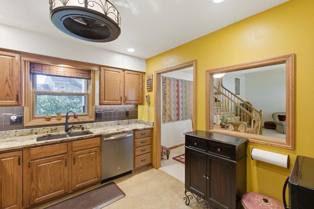 7925 W Oakbrook Circle, Madison, WI 53717